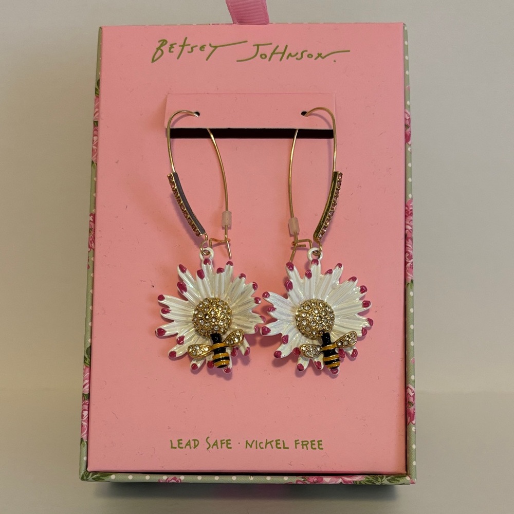☀️Betsey Johnson White & Pink Daisy Bee Dangle Earrings